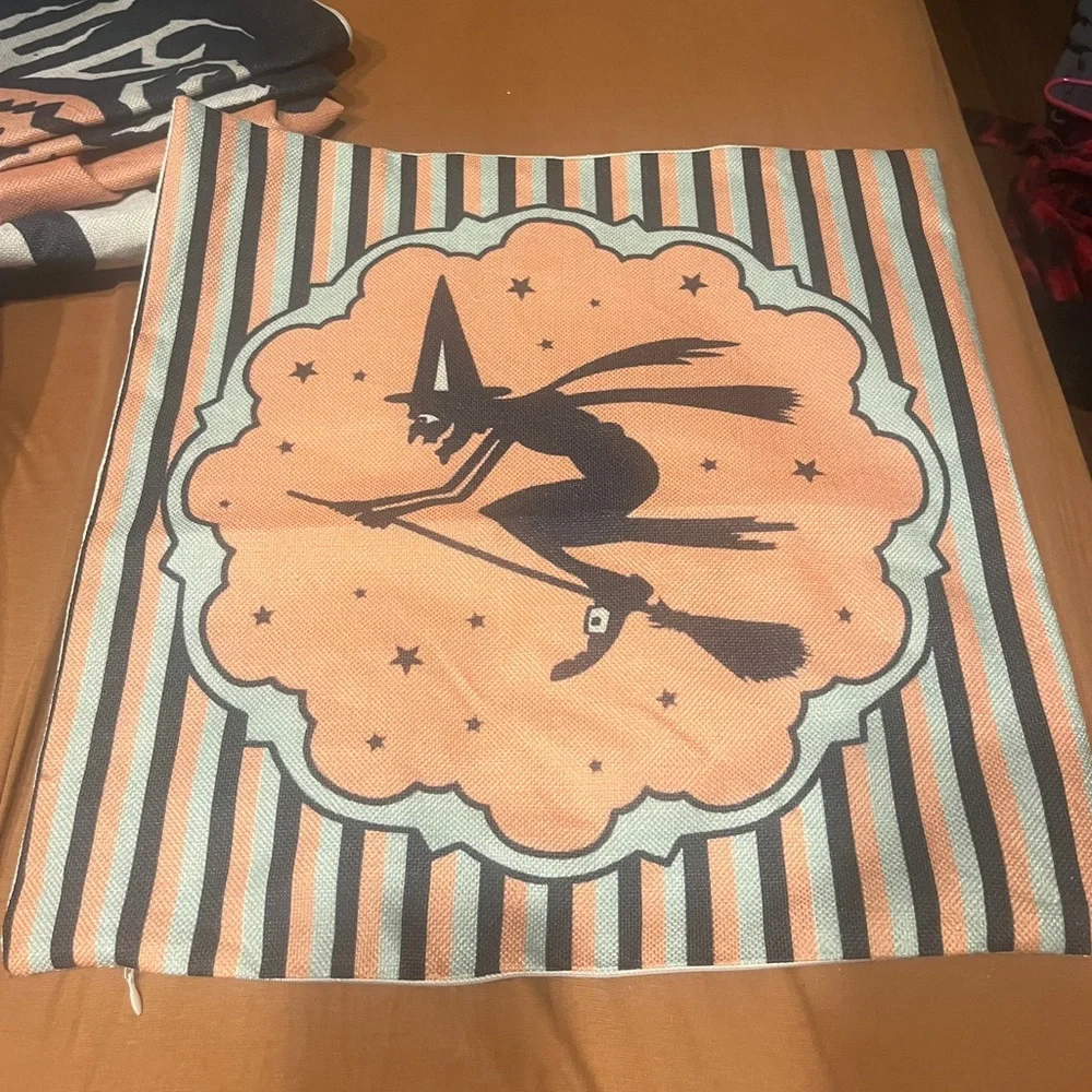Halloween pillow case 🎃 - Picture 2 of 3